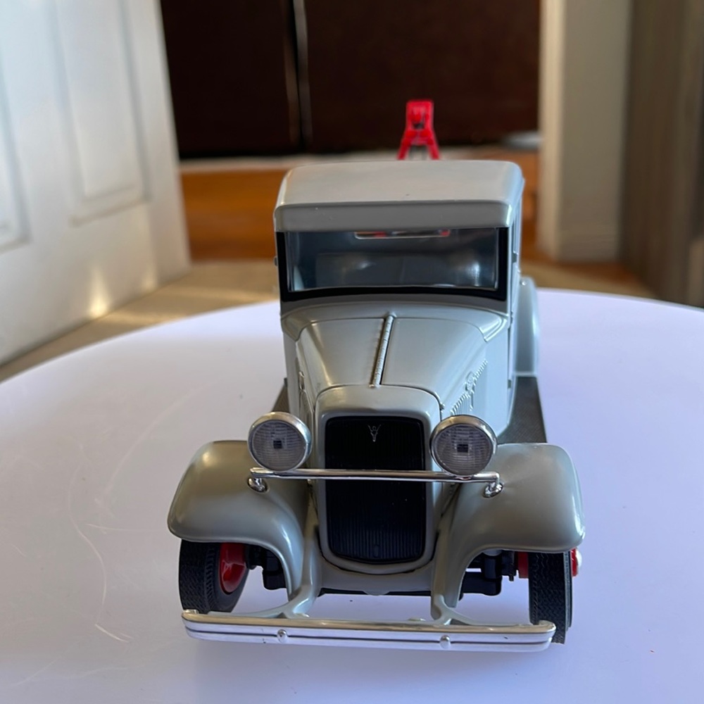 Vintage Road Legends 1/18 92257-1934 Ford Pick-up Wrecker-Grey.